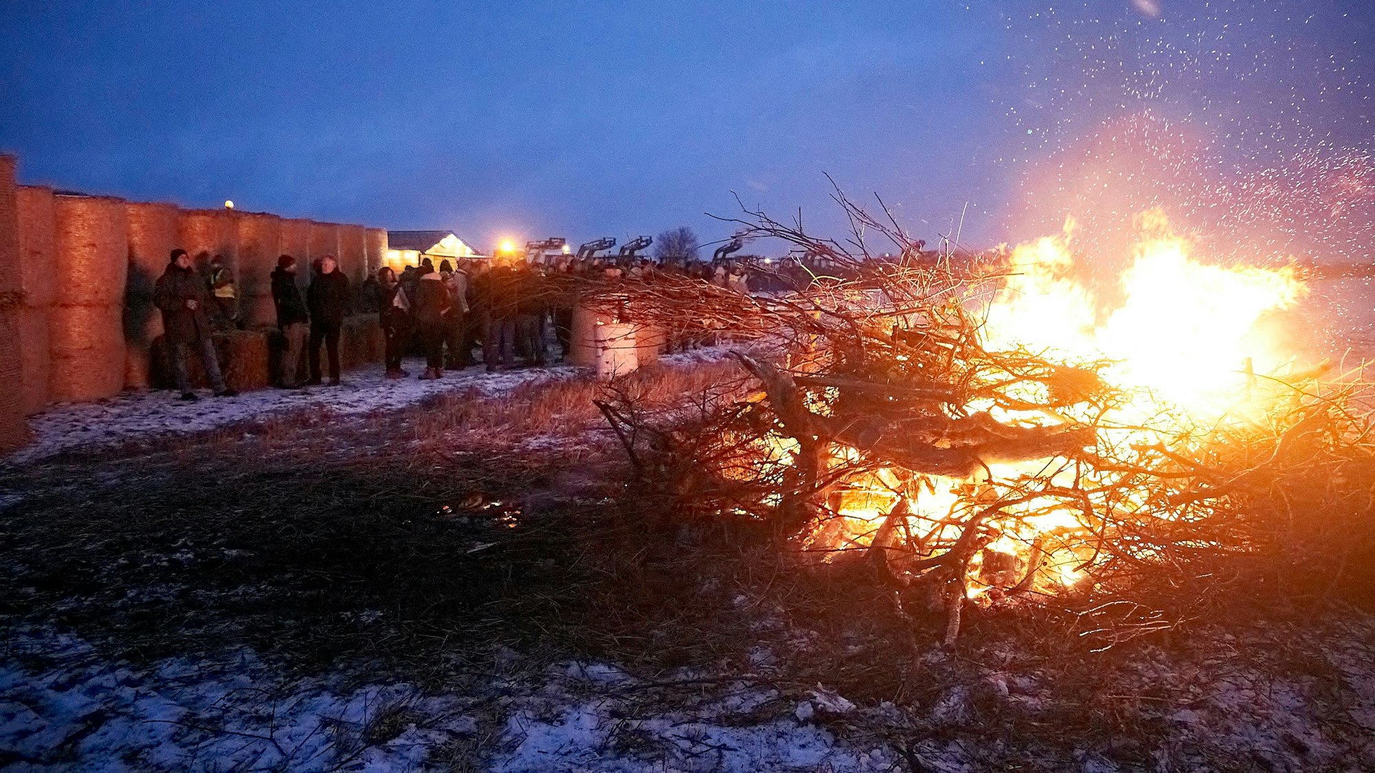 In Wollenberg brennt ein Mahnfeuer der Landwirte.