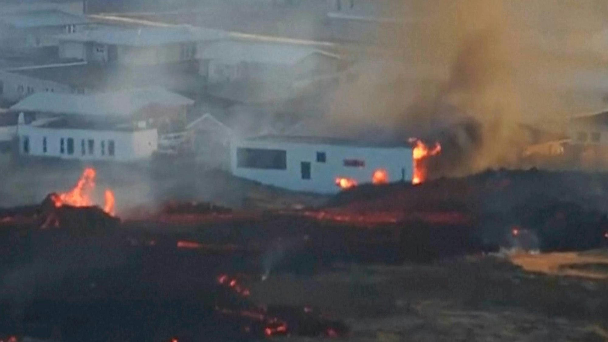 Dieses Foto zeigt Lava neben einem Gebäude in der Nähe der Stadt Grindavík. Die Lava hat mehrere Häuser zerstört.
