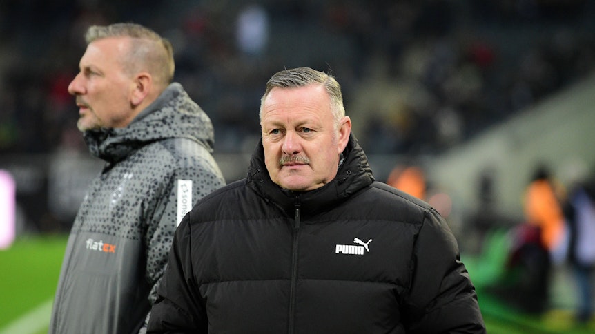 Sport-Geschäftsführer von Borussia Mönchengladbach mit fokussiertem Blick vor einem Bundesliga-Spiel.