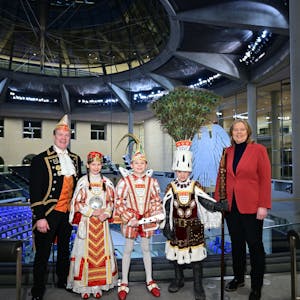 Kölner Kinderdreigestirn mit Festkomitee-Präsident Christoph Kuckelkron und Bundestagspräsidentin Bärbel Bas.