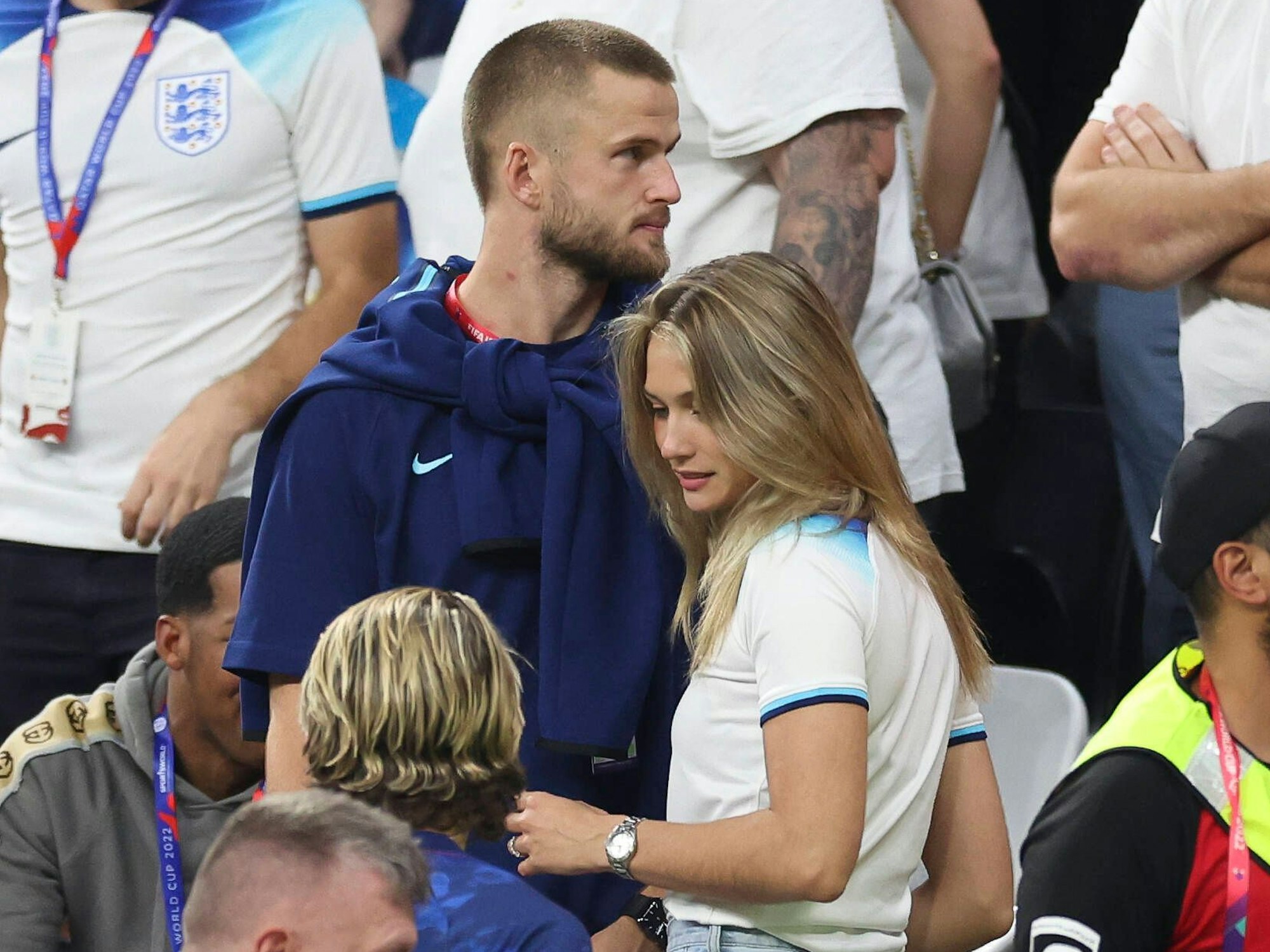 Eric Dier und Ehefrau Anna stehen bei der WM nebeneinander auf der Tribüne.
