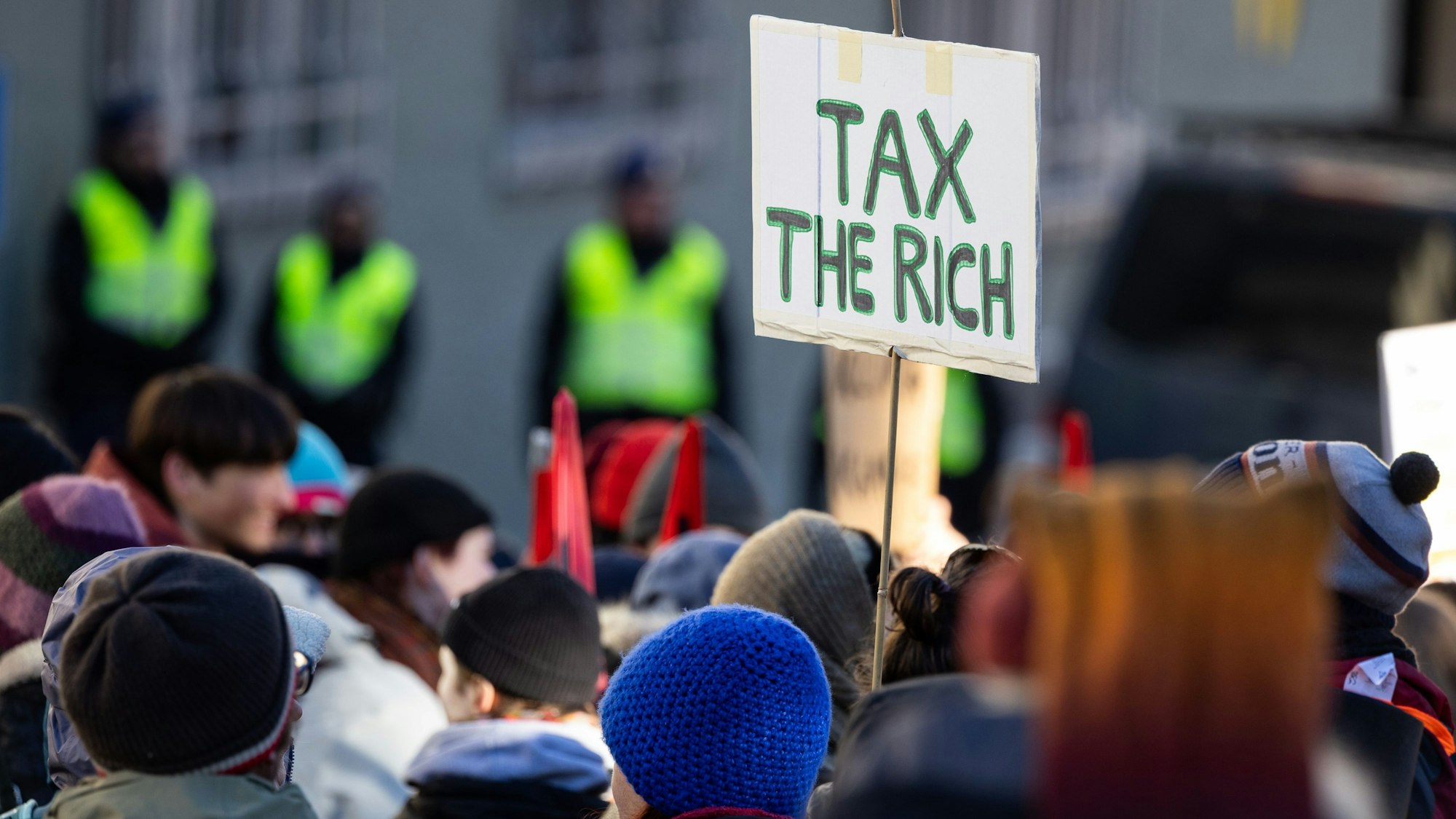 Vor dem Weltwirtschaftsforum in Davos protestieren Menschen gegen die ungleiche Verteilung des Reichtums.