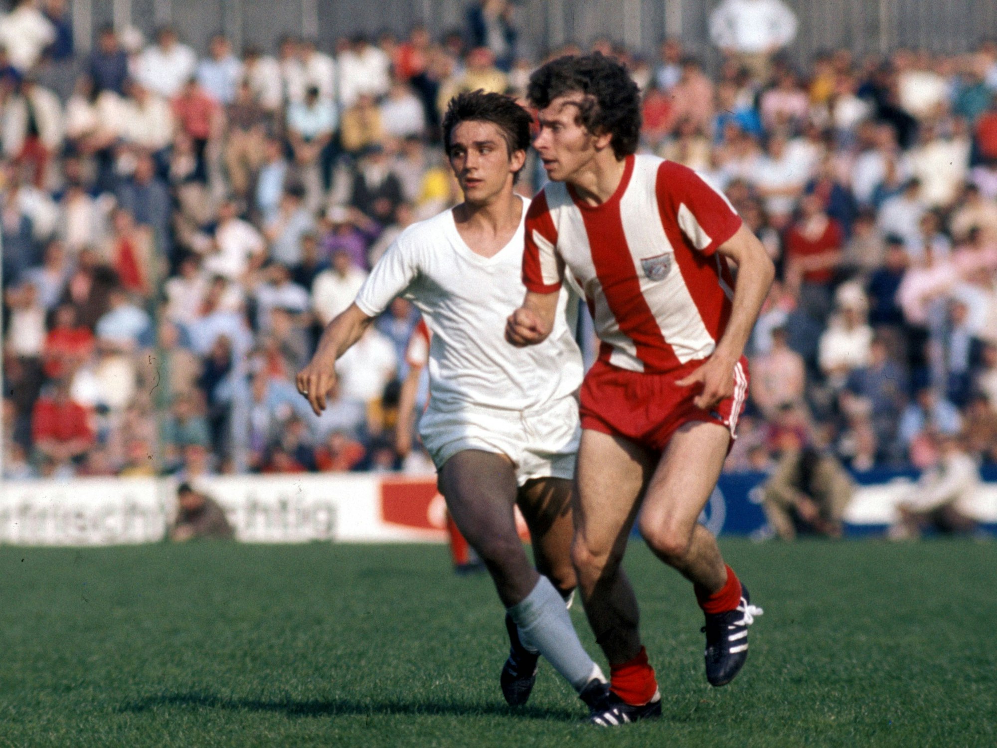 Paul Breitner (FC Bayern München) gegen Jupp Kapellmann (1. FC Köln) (1971).