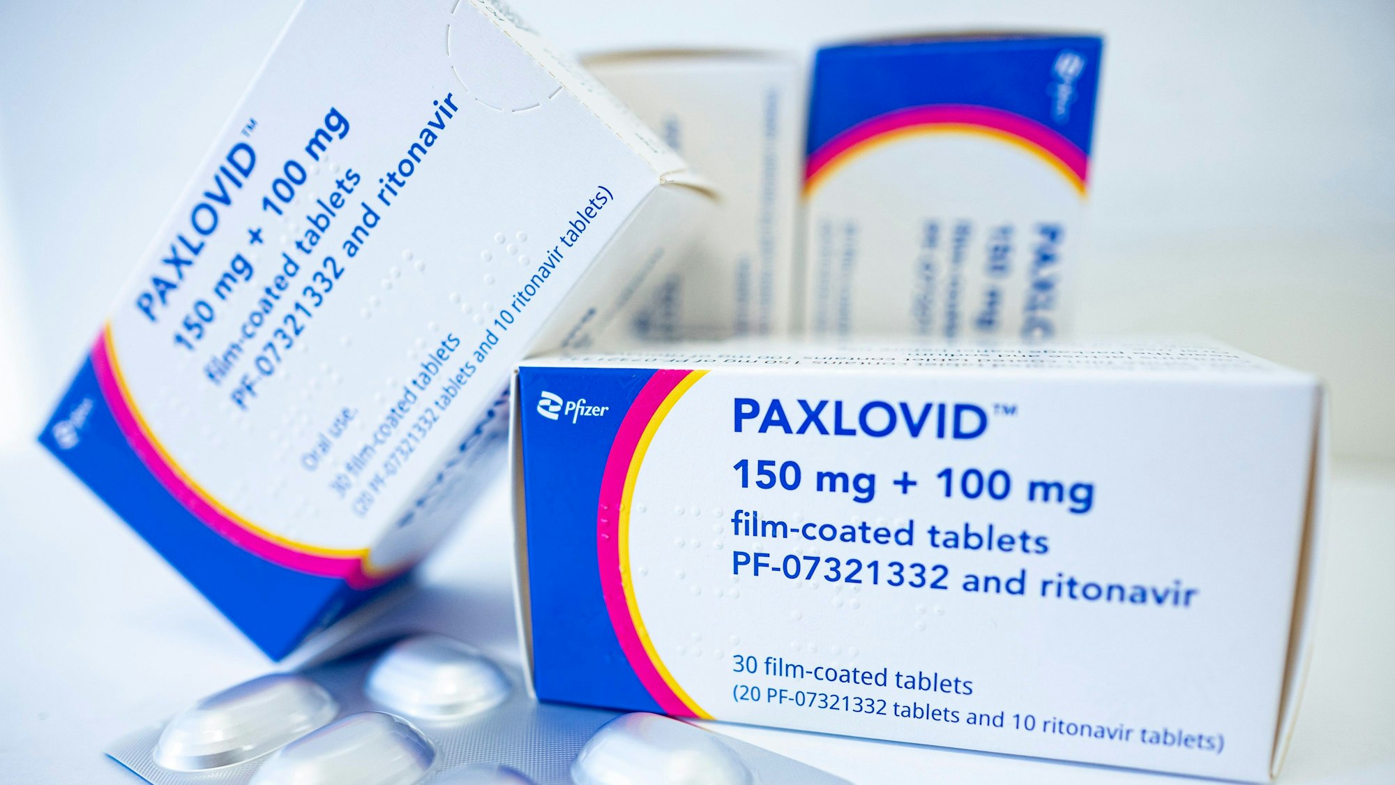 Das Medikament Paxlovid gegen Covid-19 vom Hersteller Pfizer liegt auf einem Tisch.