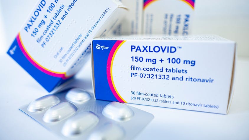 Das Medikament Paxlovid gegen Covid-19 vom Hersteller Pfizer liegt auf einem Tisch.