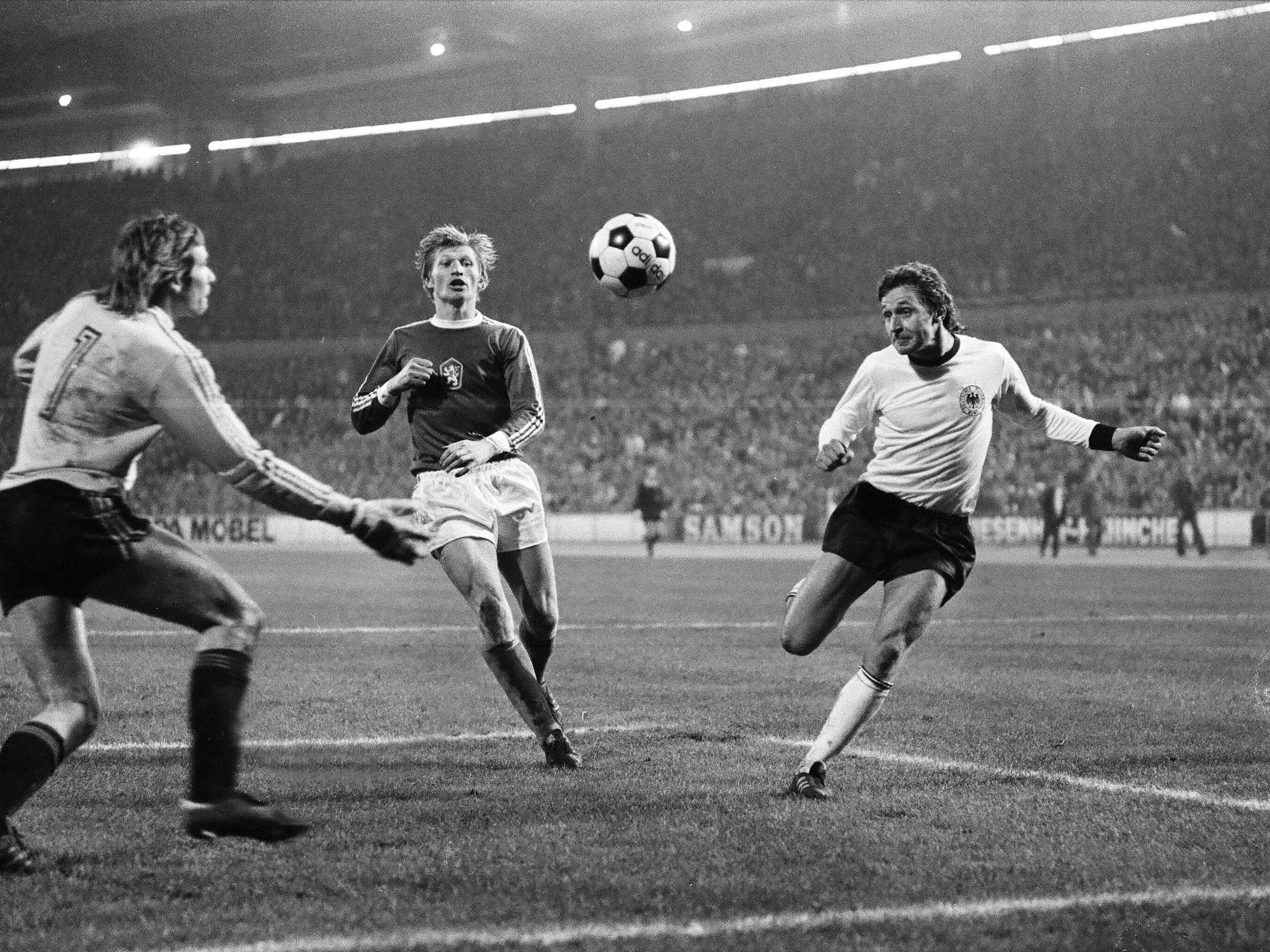 Heinz Flohe (r.) beim Länderspiel Deutschland gegen Tschechoslowakei in Hannover (1976).