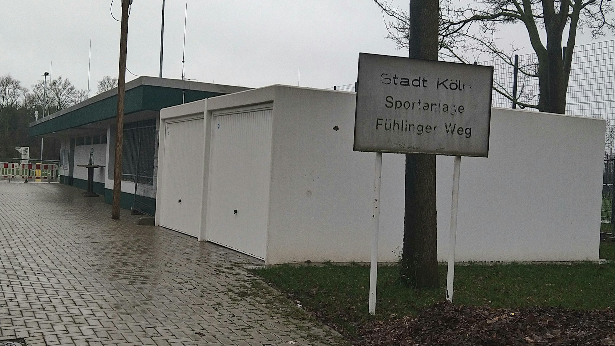 Das Umkleidehaus der Sportanlage am Fühlinger Weg soll mit moderner Haustechnik ausgestattet werden