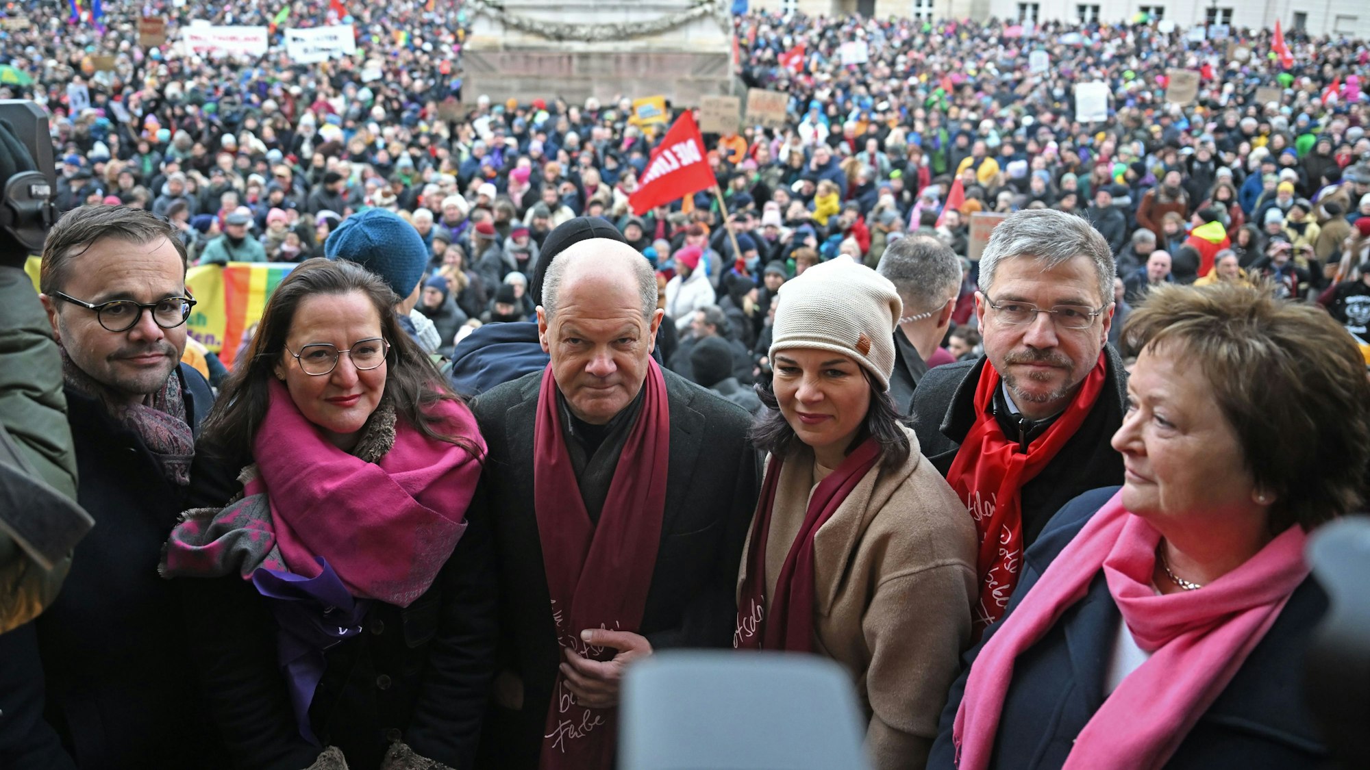 Bundeskanzler Olaf Scholz (SPD) und Annalena Baerbock (Bündnis 90/Die Grünen) stehen während der Demonstrationen „Potsdam wehrt sich“ auf dem Alten Markt. Die Demonstration ist eine Reaktion auf das Bekanntwerden eines Treffens rechter Aktivisten in der Stadt.