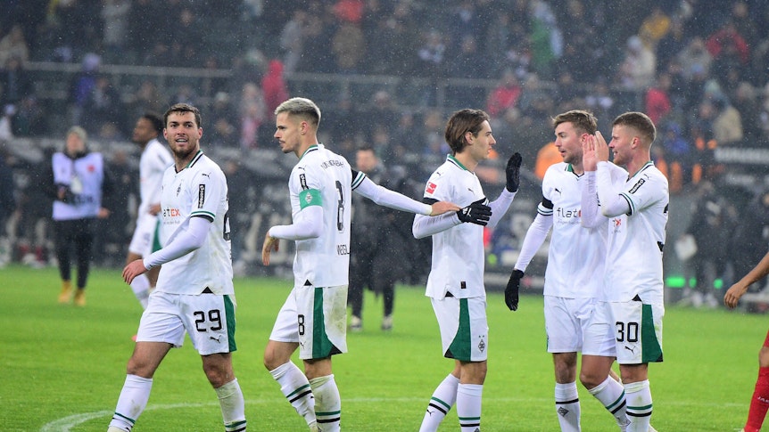 Die Spieler von Borussia Mönchengladbach klatschen sich nach einem Heimsieg ab.