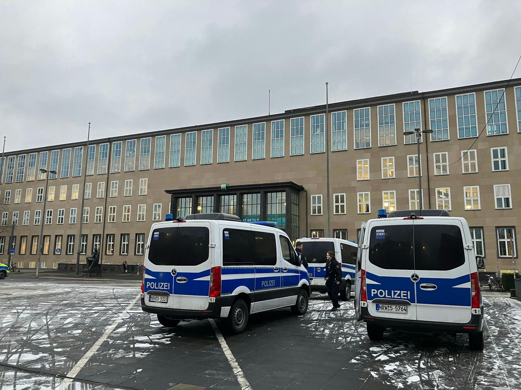 Polizei vor der Uni Köln