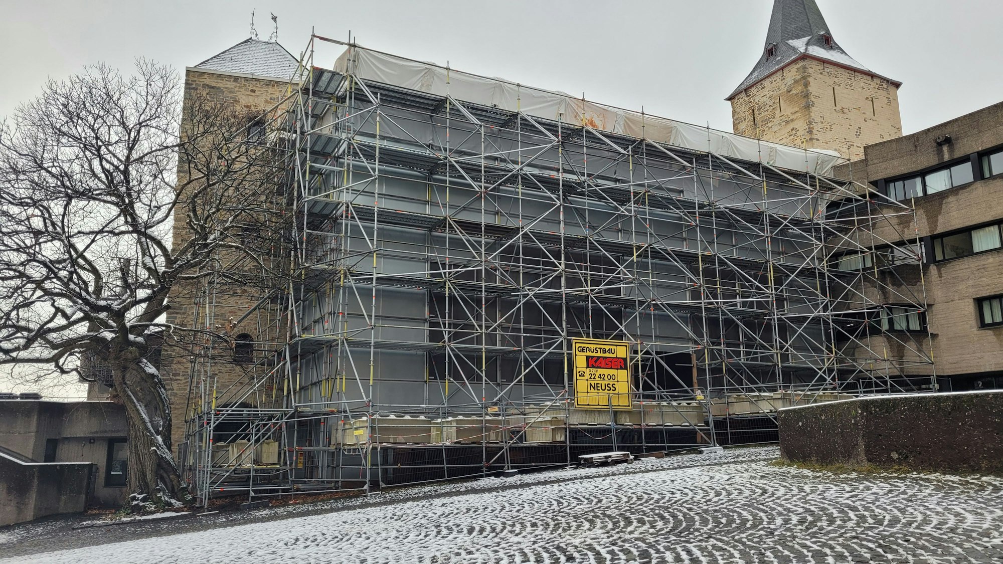 Das Foto zeigt das eingerüstete Rathaus in Bensberg.