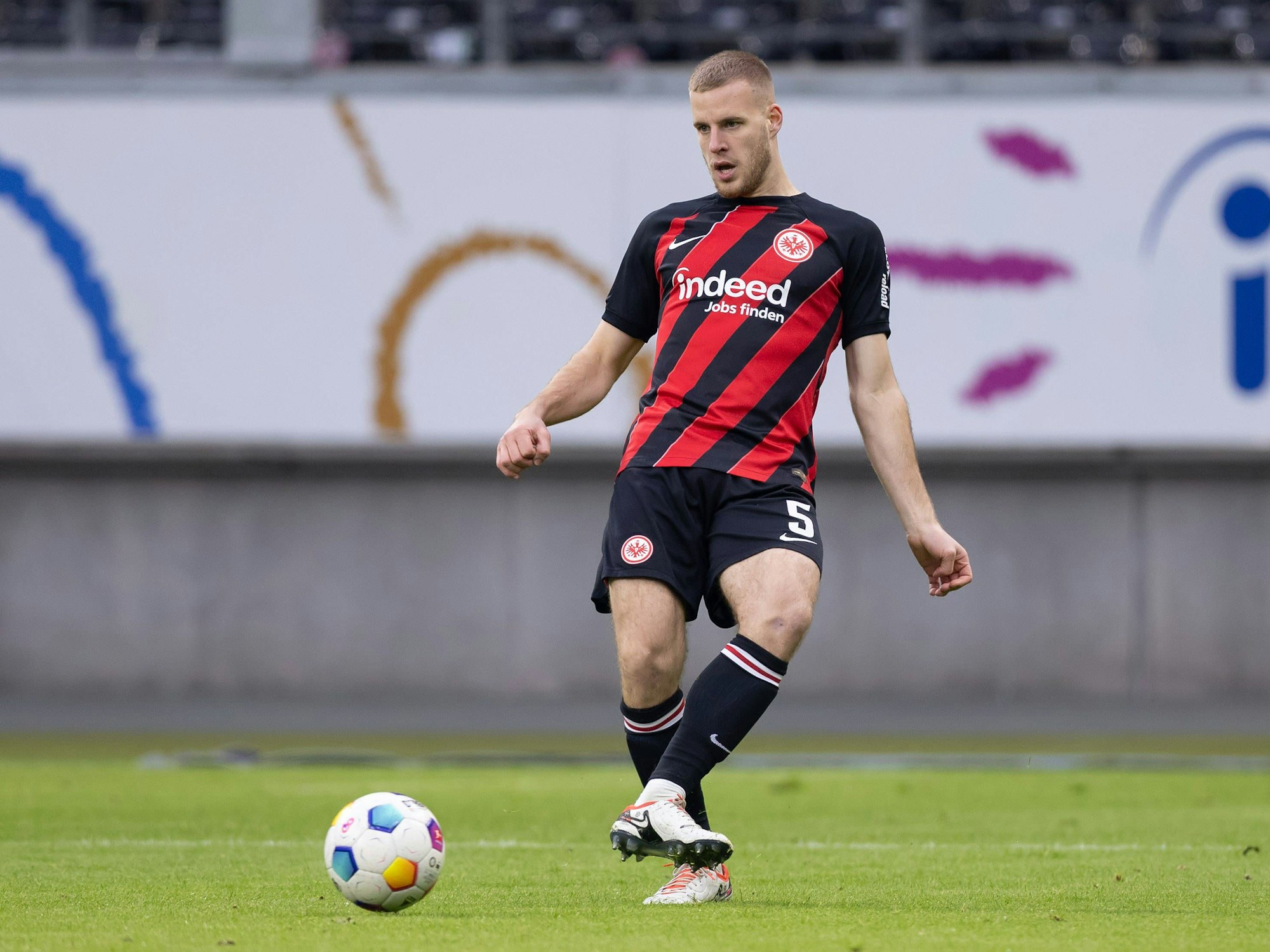 Eintracht Frankfurts Hrvoje Smolcic passt den Ball im Testspiel gegen den SC Freiburg.