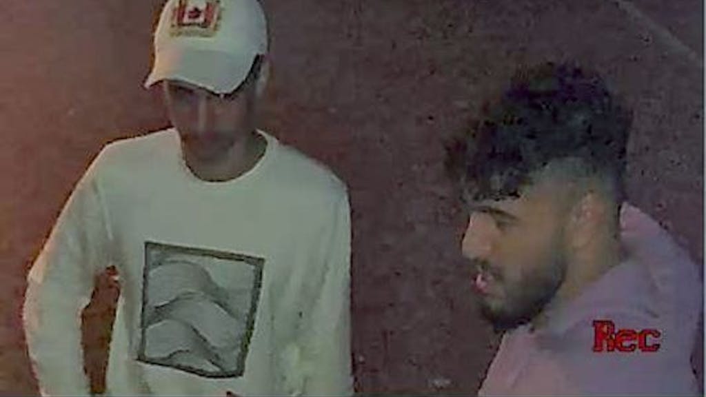 Ein Foto einer Sicherheitskamera, das zwei Männer zeigt.