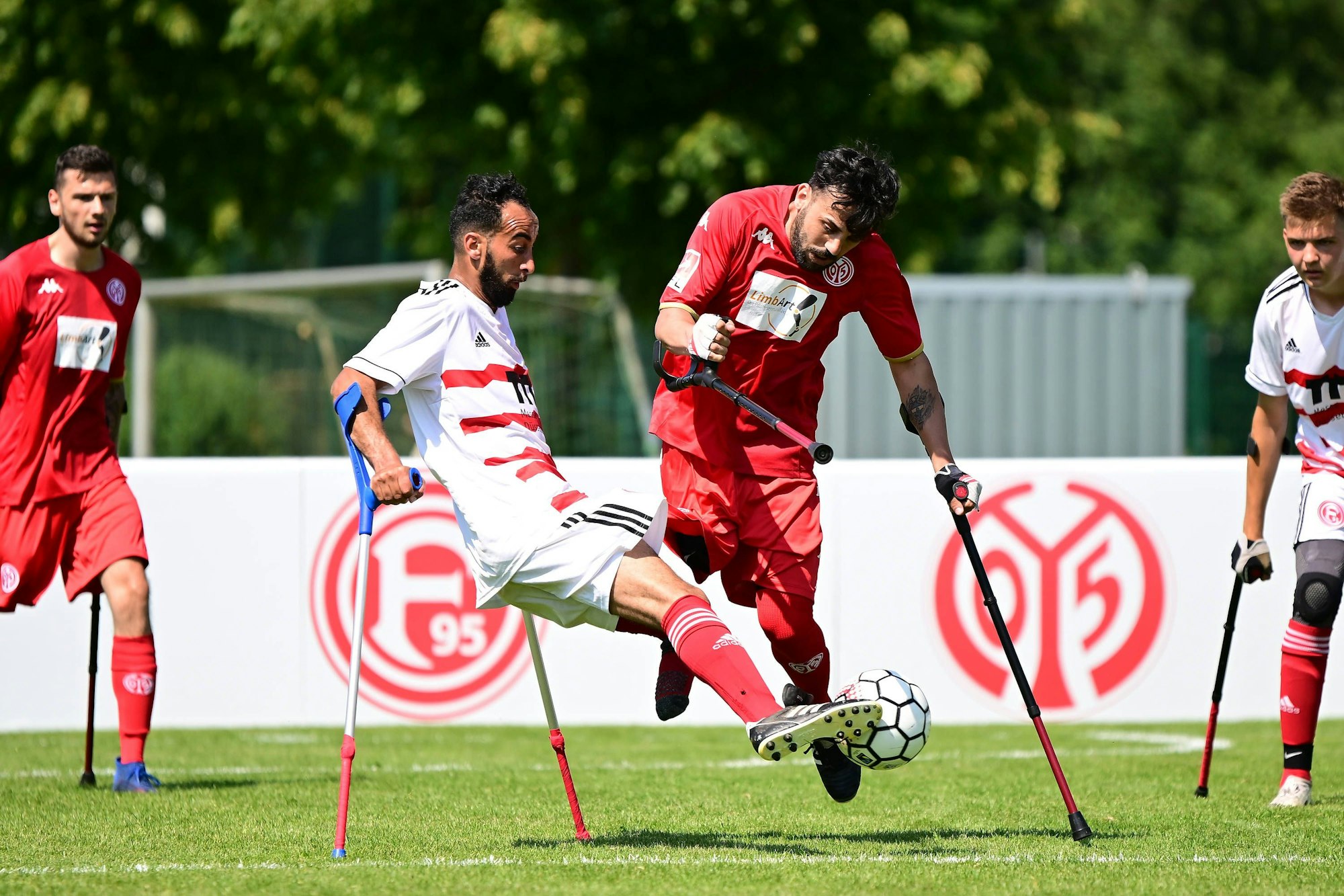 Radouane Chaanoune spielt den Ball. Auch auf dem Bild zu sehen: Sein Teamkollege Emrah Akdemir (r.), sowie zwei Spieler von Mainz 05.