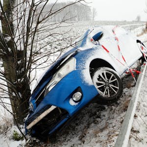 Kälteeinbruch in Köln und Region: In zahlreichen Kreisen kam es wegen Glätte zu Verkehrsunfällen, wie hier in Overath.