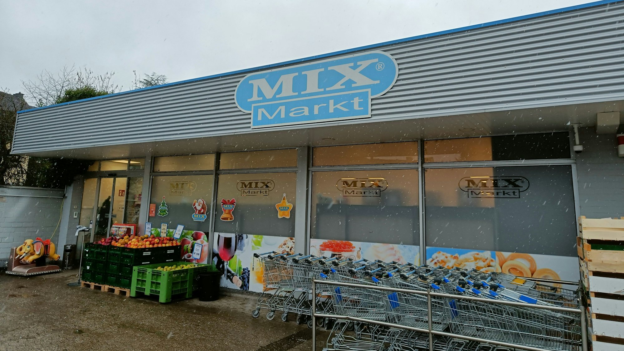 Blick auf den Eingang des „Mix Markt“ in Holweide