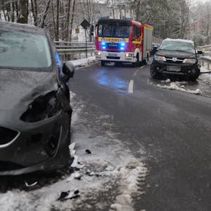 Auf der Talstraße in Mühleip stießen zwei Autos auf schneeglatter Fahrbahn gegeneinander. Die Feuerwehr streute ausgelaufene Betriebsstoffe ab und sperrte die Straße ab.