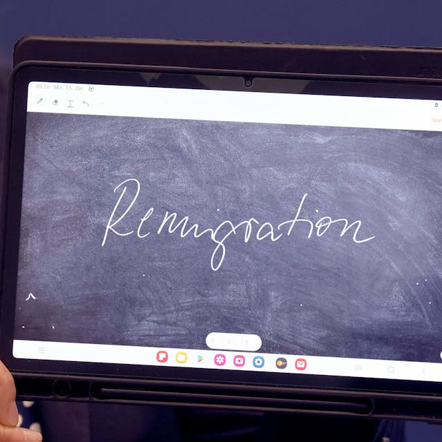 Der Begriff "Remigration" wird auf einem Tablet präsentiert. Das «Unwort des Jahres» 2023 in Deutschland lautet «Remigration». Das gab die sprachkritische «Unwort»-Aktion am Montag in Marburg bekannt.&nbsp;