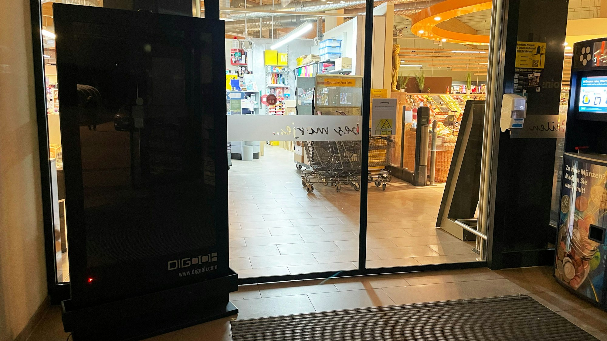 Ein Bildschirm im Eingangsbereich eines Supermarkts ist absichtlich nicht eingeschaltet.