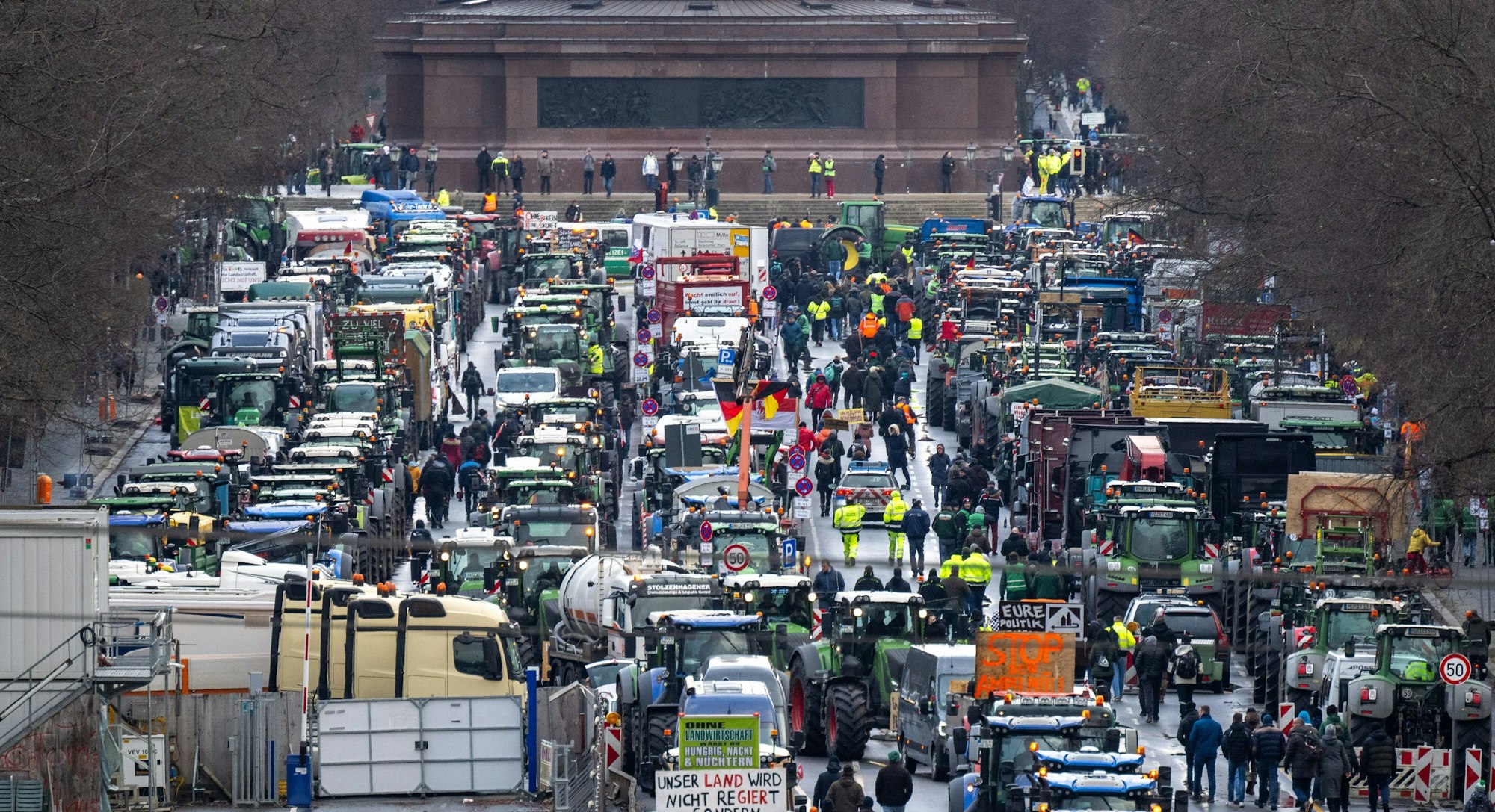 Traktoren, Lastwagen und Autos stehen am Morgen auf der Straße des 17. Juni in Berlin.