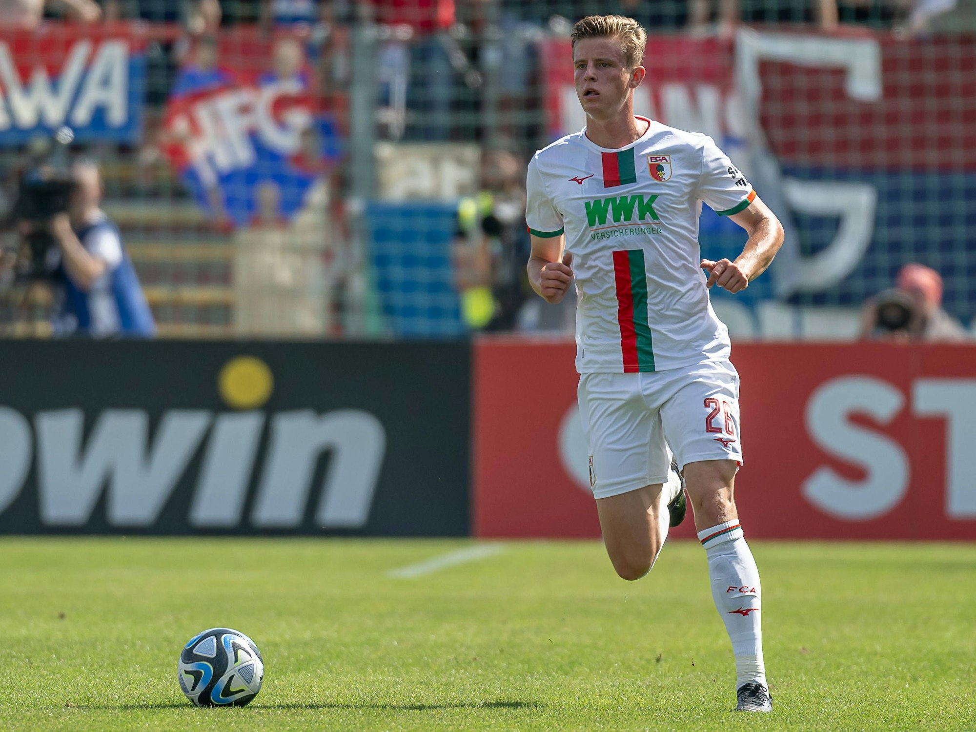 Augsburgs Frederik Winther führt den Ball im Pokal-Spiel in Unterhaching.