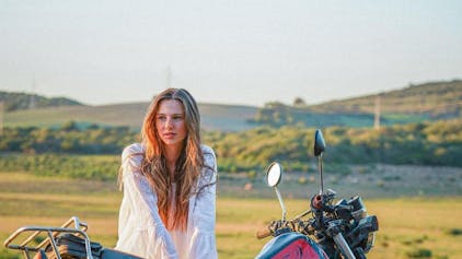 Ann-Kathrin Bendixen bereist allein auf ihrem Motorrad die Welt.