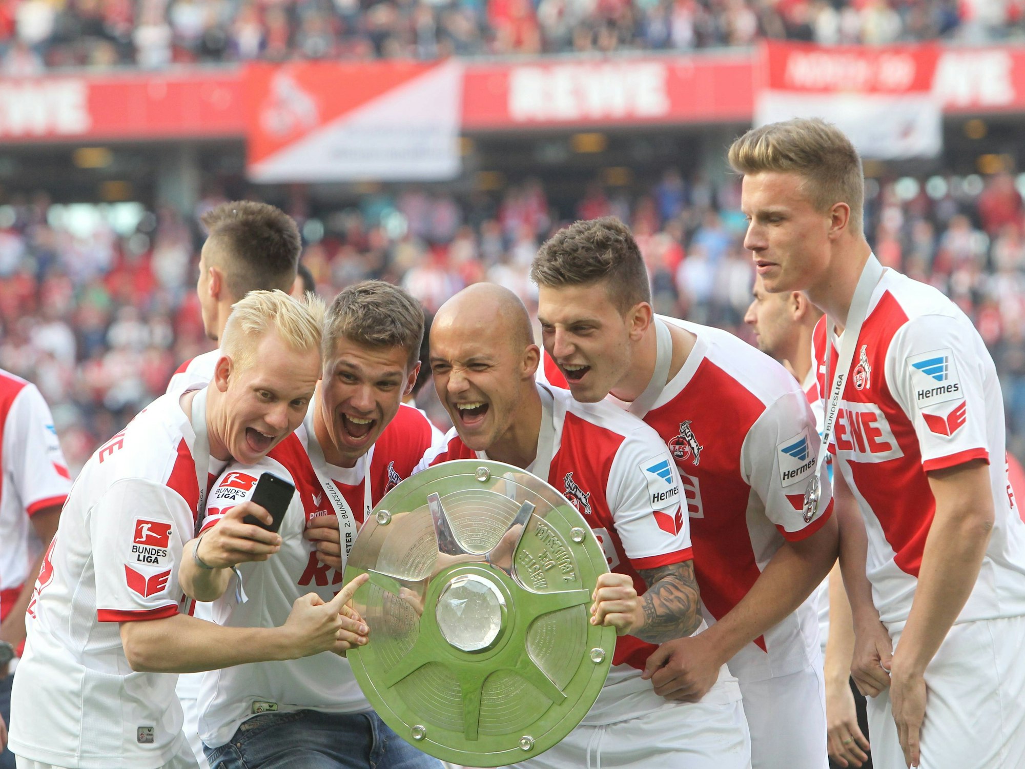 Ex-FC-Profi Sascha Bigalke (l.), hier bei den Feierlichkeiten zum Gewinn der 2. Bundesliga am 4. Mai 2024, wird bei der von Lukas Podolski und Mats Hummels neu gegründeten Baller League mitspielen.