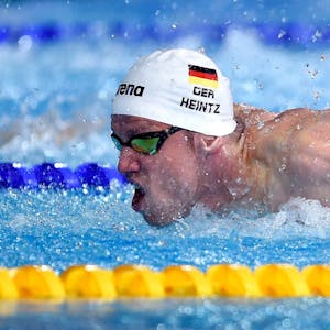 Das Bild zeigt den Schwimmer Philip Heintz aus Deutschland in der Disziplin 100 Meter Schmetterling.