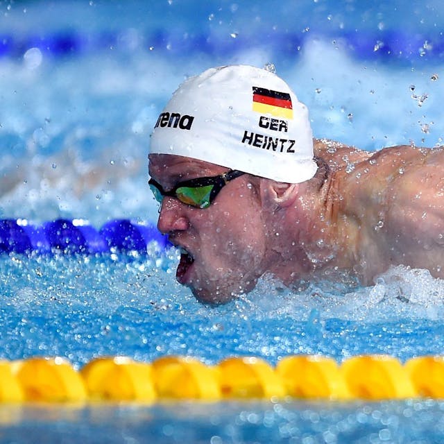 Das Bild zeigt den Schwimmer Philip Heintz aus Deutschland in der Disziplin 100 Meter Schmetterling.