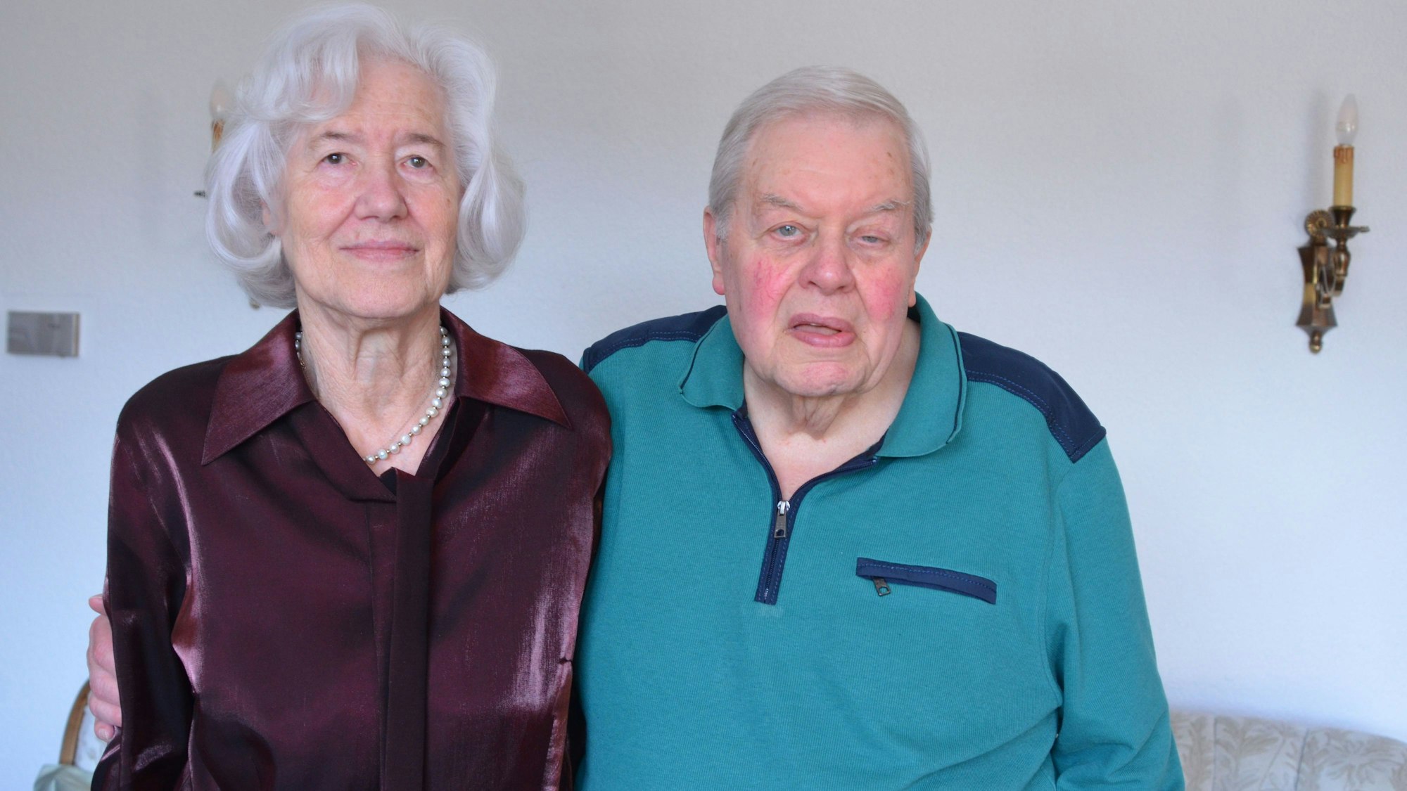 Das Foto zeigt Klara und Bernhard Küpper aus Engelskirchen-Hardt, die seit 65 Jahren verheiratet sind