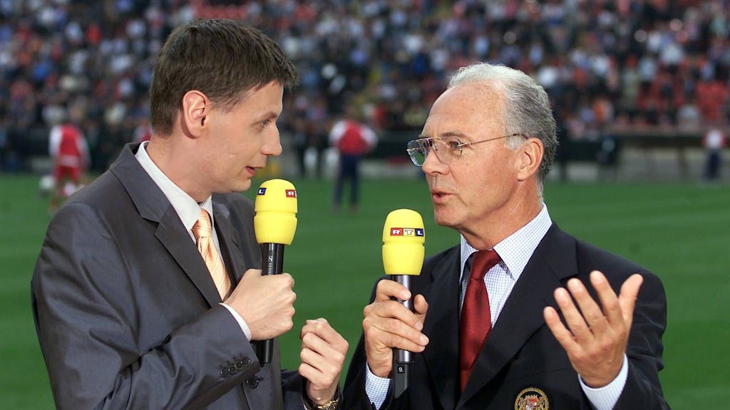 Günther Jauch (l.) und Franz Beckenbauer am 23. Mai 2001 vor dem Champions-League-Finale in Mailand mit RTL-Mikrofonen.