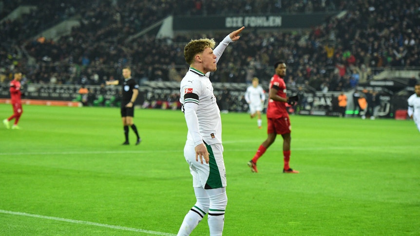 Spieler von Borussia Mönchengladbach bejubelt einen Treffer.