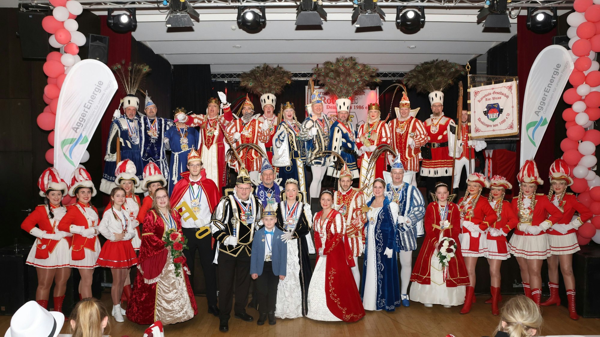 Gruppenfoto der Tollitäten von 15 Karnevalsvereinen.