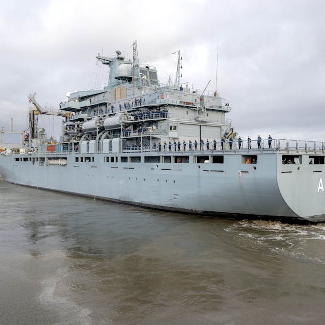 Das Marineschiff „Bonn“ fährt aus dem Marinehafen in Wilhelmshaven. An Bord: 175 Soldatinnen und Soldaten.