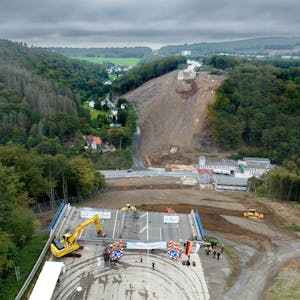Autobahn A 45 Baustelle für Ersatzneubau der Talbrücke Rahmede in Lüdenscheid. Fünf Monate nach der Sprengung der maroden Rahmede-Talbrücke bei Lüdenscheid haben offiziell die Arbeiten am Neubau begonnen.