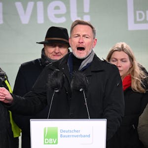 Christian Lindner (FDP), Bundesminister der Finanzen, spricht während einer Protestdemonstration vor dem Brandenburger Tor. Es gab viele Buh-Rufe.