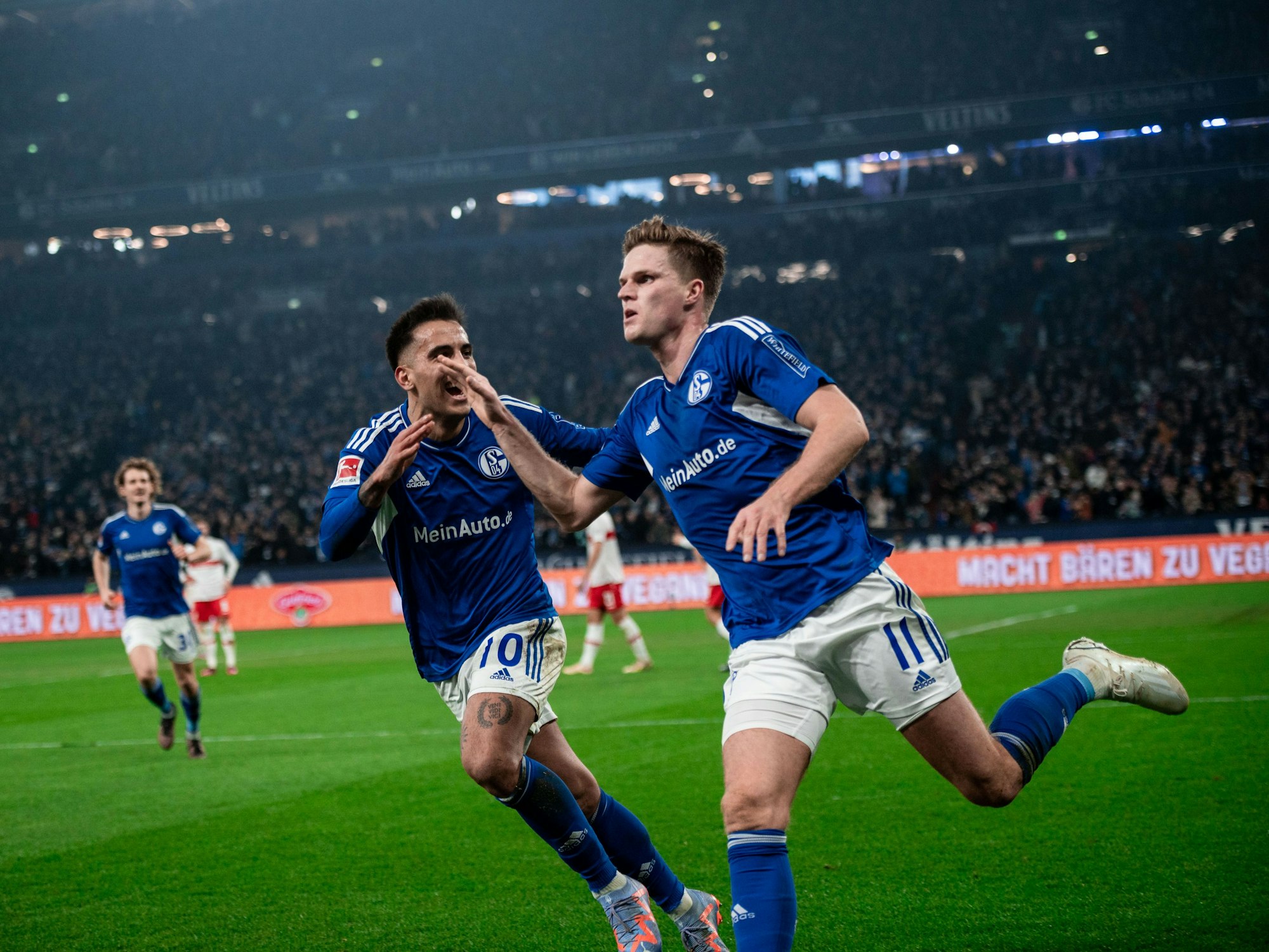 Schalkes Marius Bülter (r) jubelt zusammen mit Schalkes Rodrigo Zalazar Martinez (l) nach dem 2:0.