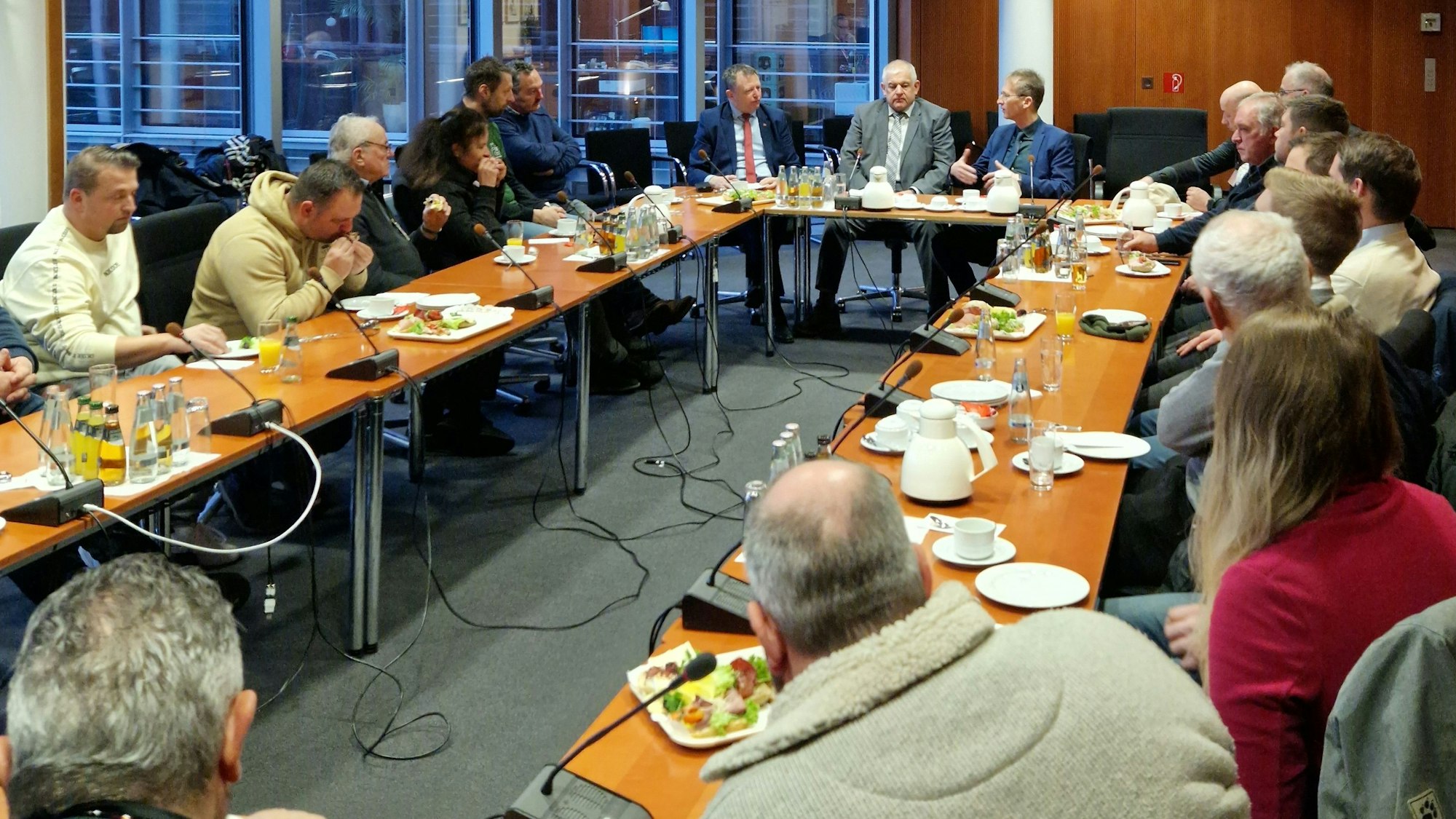 In Berlin hatte der CDU-Bundestagsabgeordnete Detlef Seif zahlreiche Vertreter aus der Landwirtschaft in den Bundestag eingeladen. Sie sitzen an einem Tisch zusammen.