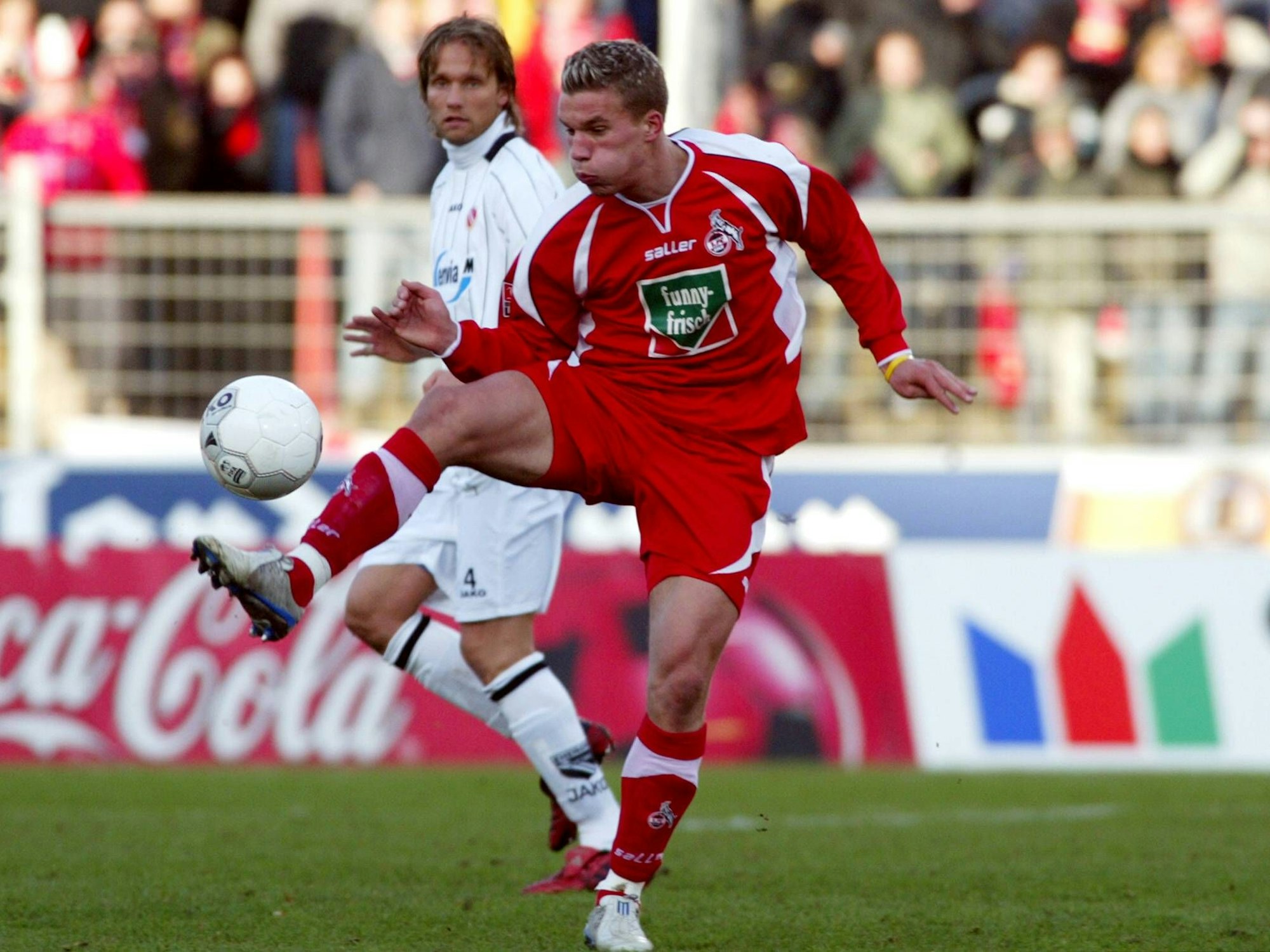 Lukas Podolski (1. FC Köln) nimmt auf dem Fußballplatz den Ball an (2005).
