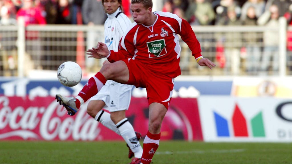 Lukas Podolski bei der Ballannahme im Stadion (23. Januar 2005).