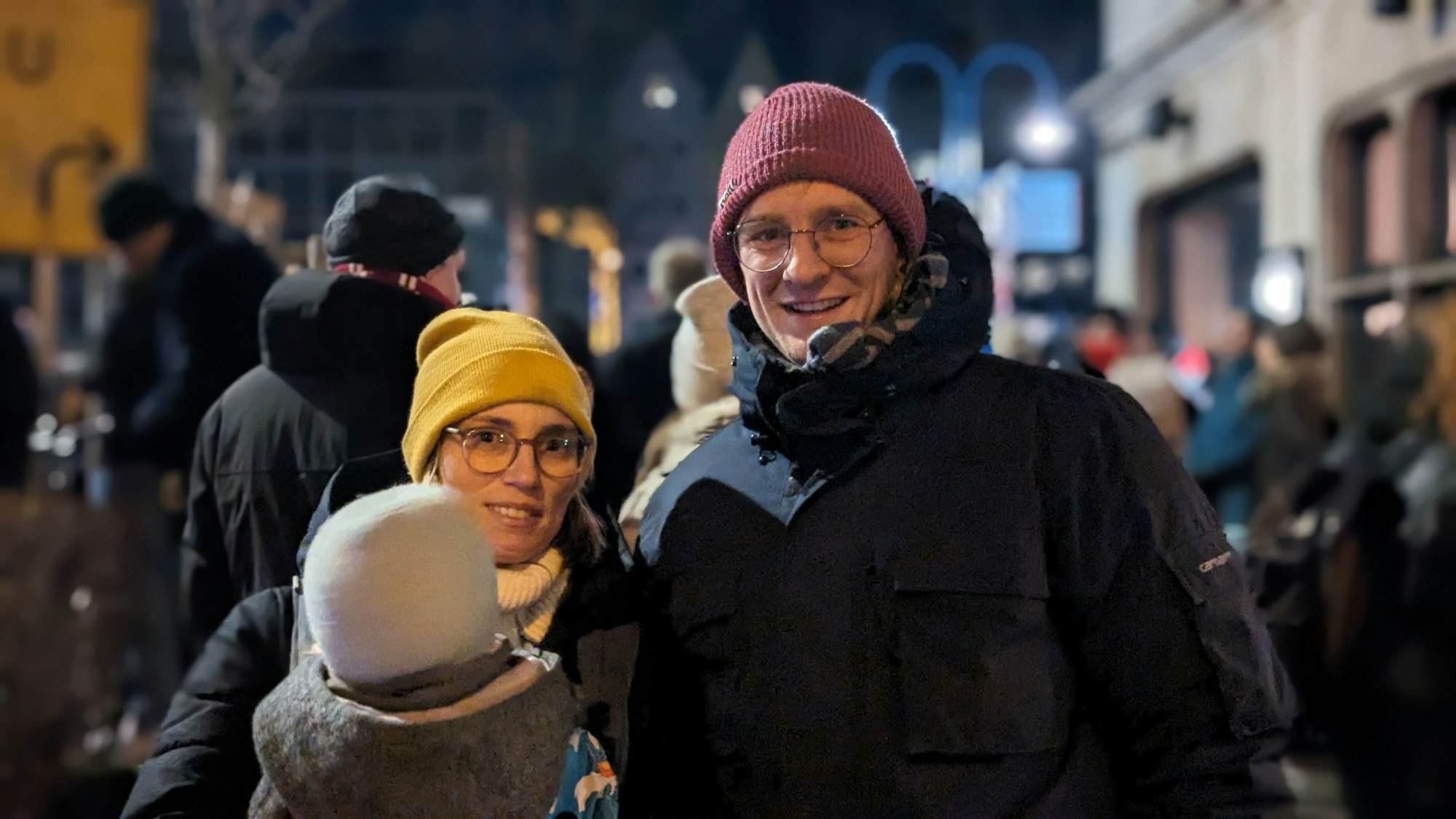 Anne Glocker und Philipp Kuretzky waren mit ihren beiden Kindern bei der Demonstration gegen Rechts am Heumarkt.