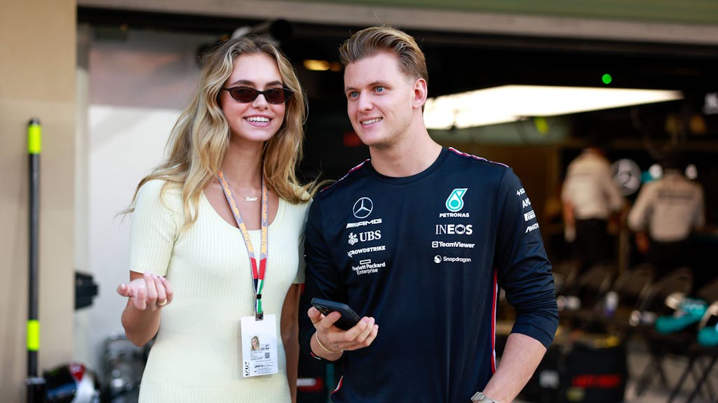 Mick Schumacher spricht im Fahrerlager der Formel 1 mit Freundin Laila Hasanovic.