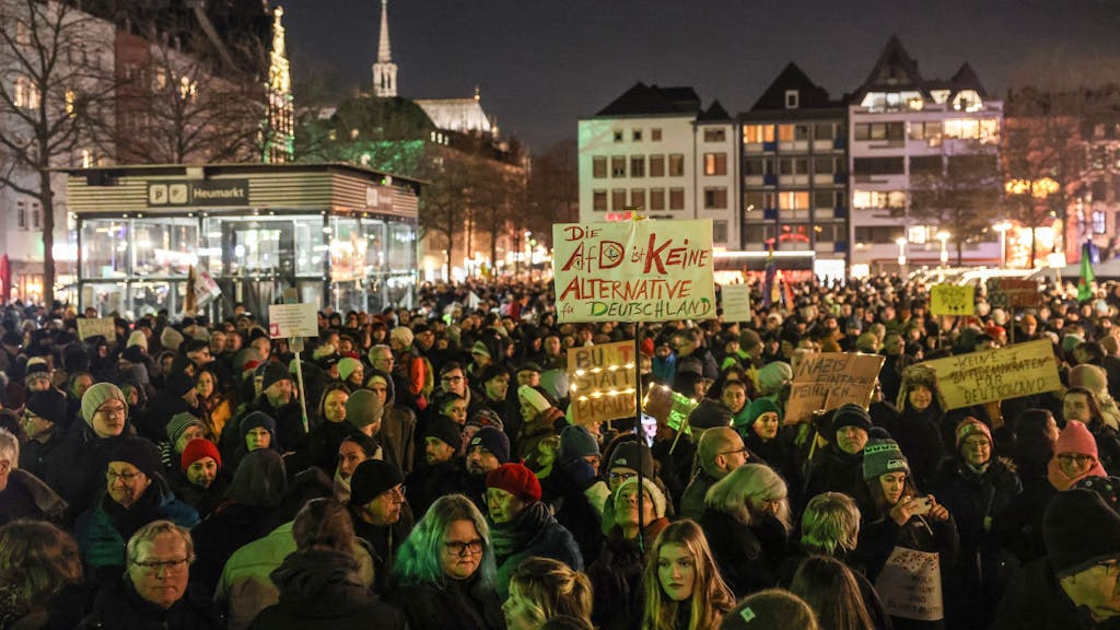 Riesiger Menschenandrang auf dem Kölner Heumarkt am Dienstagabend (16. Januar). Tausende demonstrieren gegen Rechts.