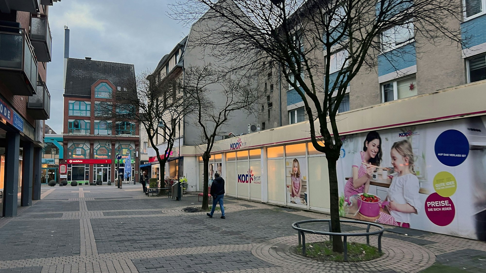 Blick in die Porzer Fußgängerzone mit der recht tristen Front eines Kodi-Marktes