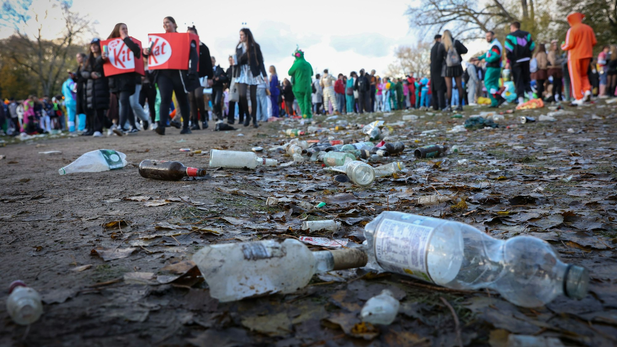 Müll und Glasflaschen liegen auf der Wiese am Aachener Weiher.



