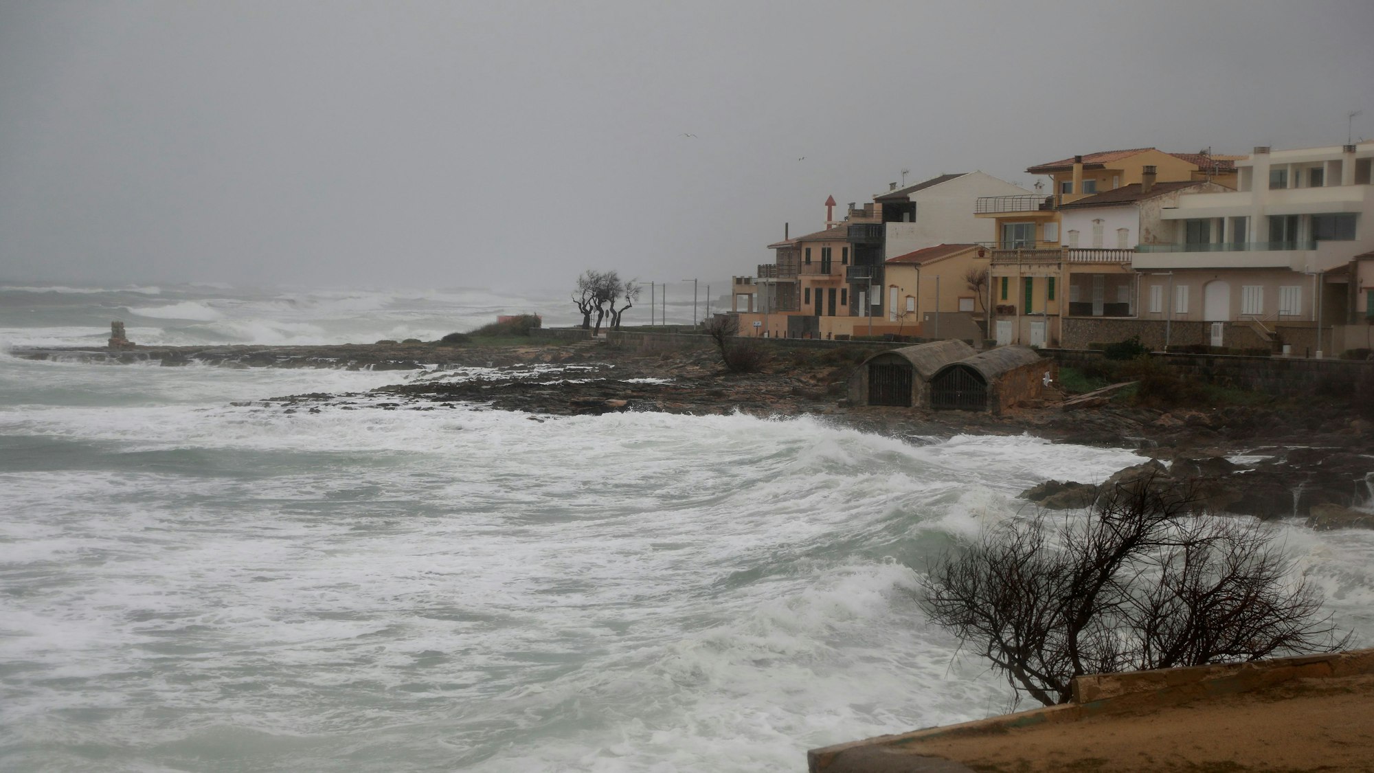 Wellen treffen bei stürmischem Wetter bei Can Picafort, Mallorca ans Ufer.