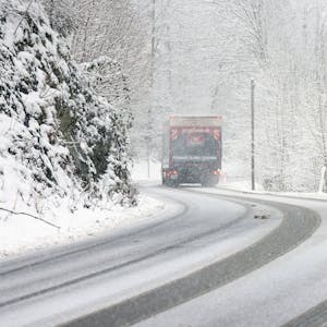 Winter im Siegerland. Winterliche Straßenverhältnisse. Ein Lastwagen fährt über die verschneite L907 bei Siegen-Gosenbach.&nbsp;