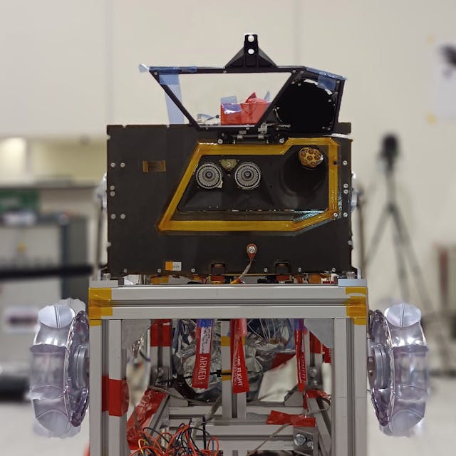 Der gemeinsame Rover von DLR und CNES für die Mission MMX. Gut zu erkennen sind die beiden Navigationskameras sowei das Radiometer miniRAD (rechts oben).&nbsp;