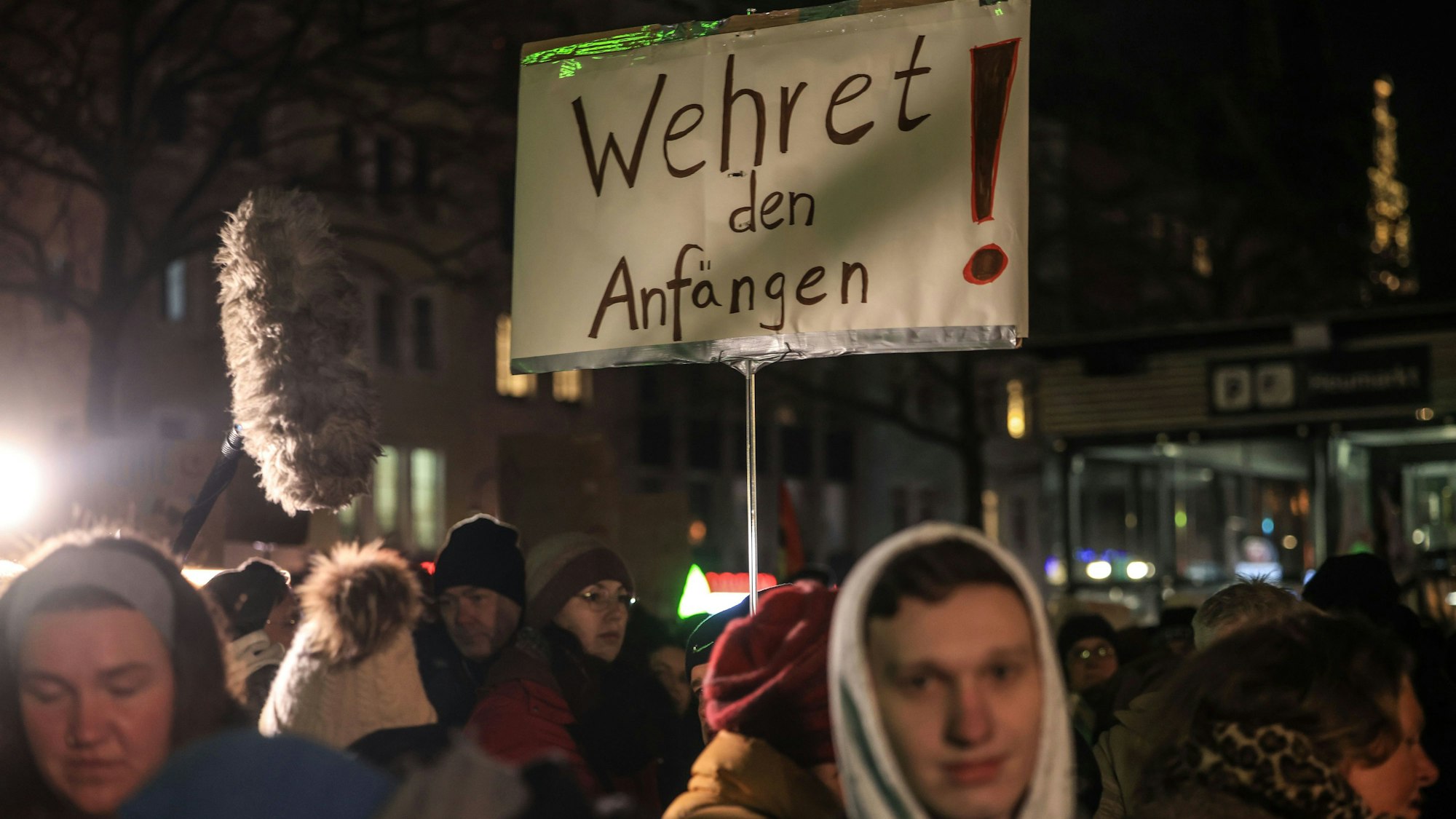 Demonstranten tragen ein Schild mit der Aufschrift „Wehret den Anfängen“.