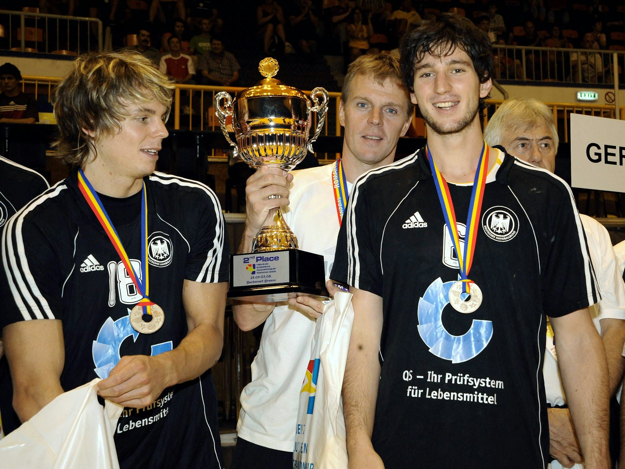 Kai Häfner, U20-Bundestrainer Martin Heuberger und Sebastian Faißt mit dem Pokal für den EM-Zweiten.